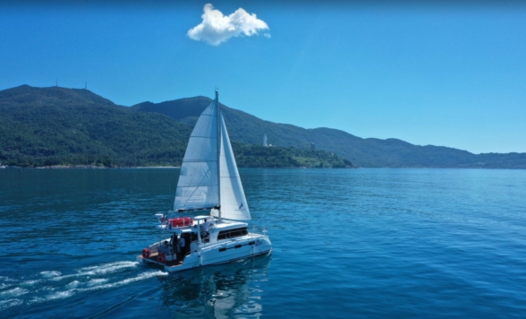 【ダナン発着】海風感じるクルージングとギリシャ・サントリーニ風カフェ「ソンチャマリーナ（Son Tra Marina）」